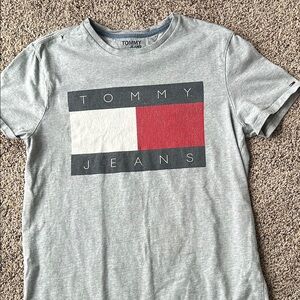 Vintage Tommy Hilfiger Gray T-Shirt 1990s look